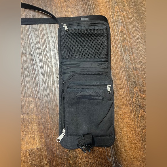 Columbia Black and Red Crossbody Bag - Picture 4 of 9